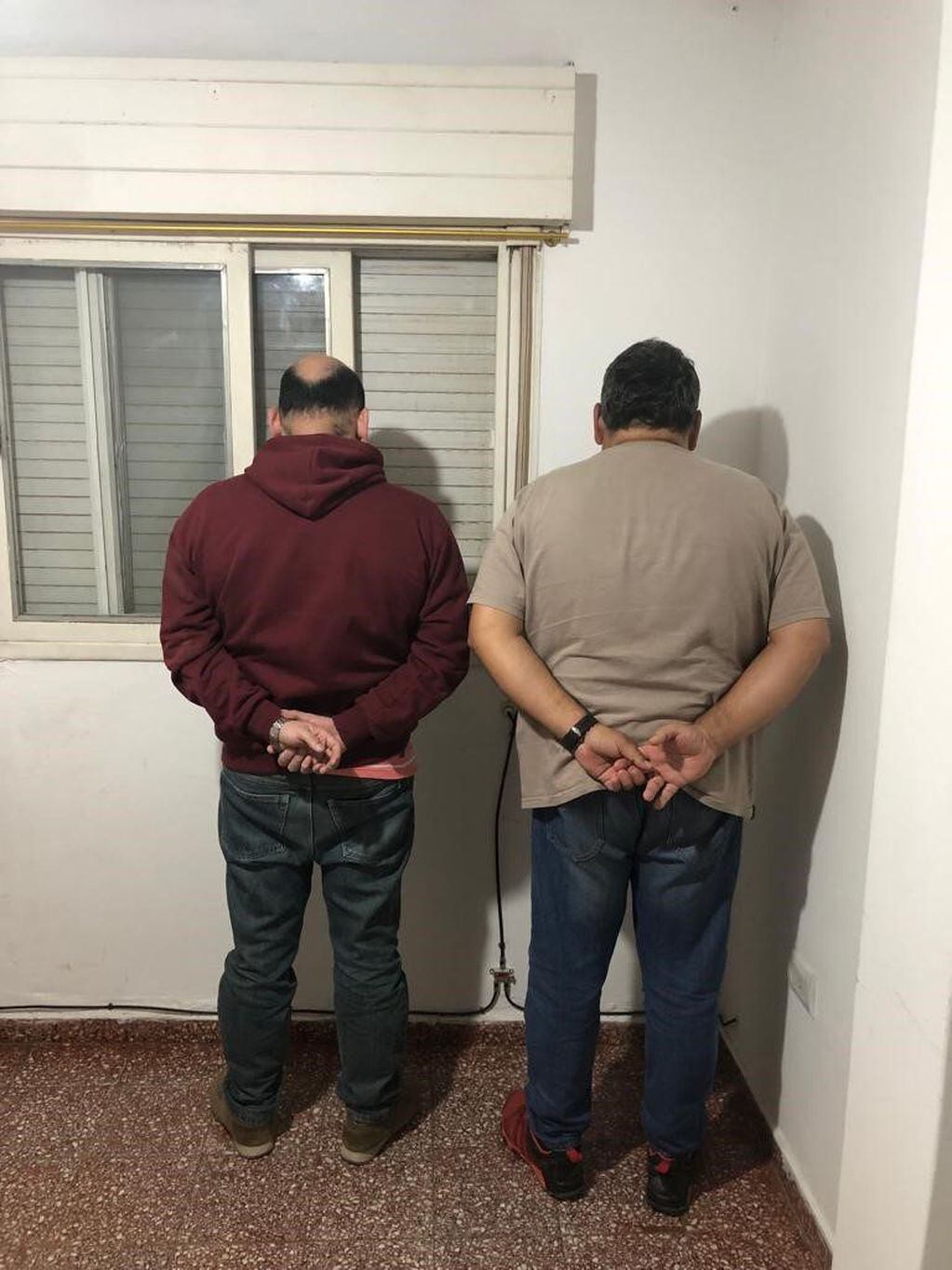 Hay dos hombres mayores de edad detenidos.