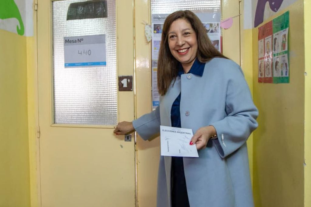Arabela Carreras también emitió su voto; la gobernadora de Río Negro lo hizo en Bariloche.