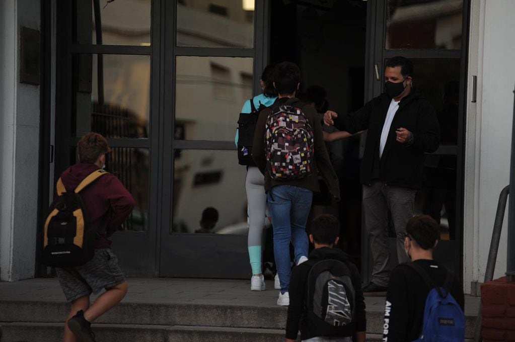 Estudiantes ingresan a la escuela ORT del barrio porteño de Núñez, luego de que la Ciudad ratificara las clases presenciales. (Federico López Claro)