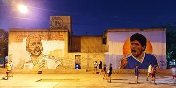 Los ídolos en los muros: el artista mendocino que le rinde homenaje a Messi y Maradona