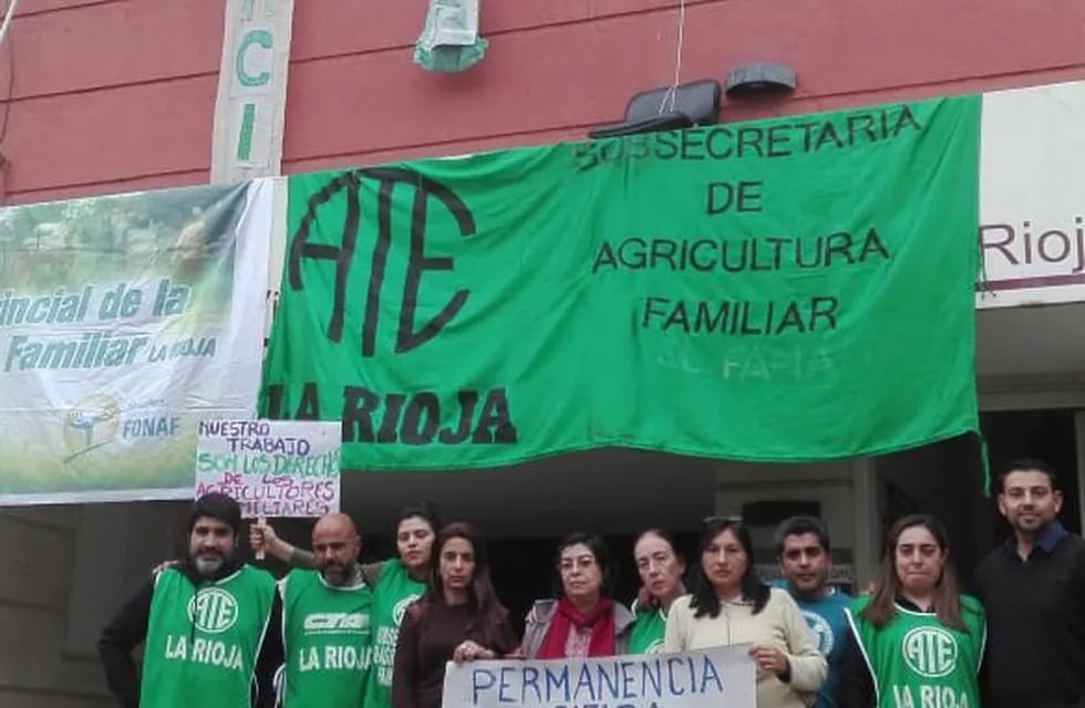 Trabajadores de la SAF La Rioja ocupan  el edificio ante siete nuevos despidos