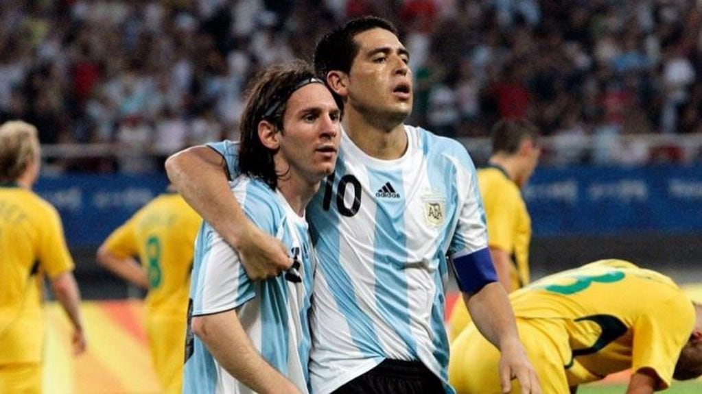 ¿Volverán a estar en un mismo equipo? Lionel Messi y Juan Román Riquelme, con la casaca de la Selección Argentina.