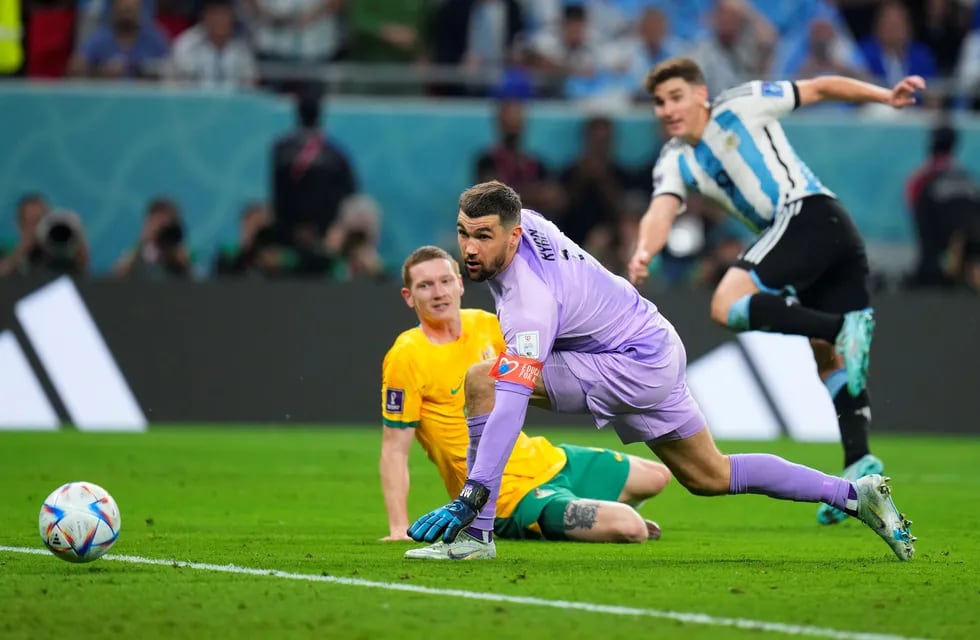 El cordobés Julián Álvarez sigue en llamas. Gol contra Australia y Argentina en cuartos del Mundial (AP).