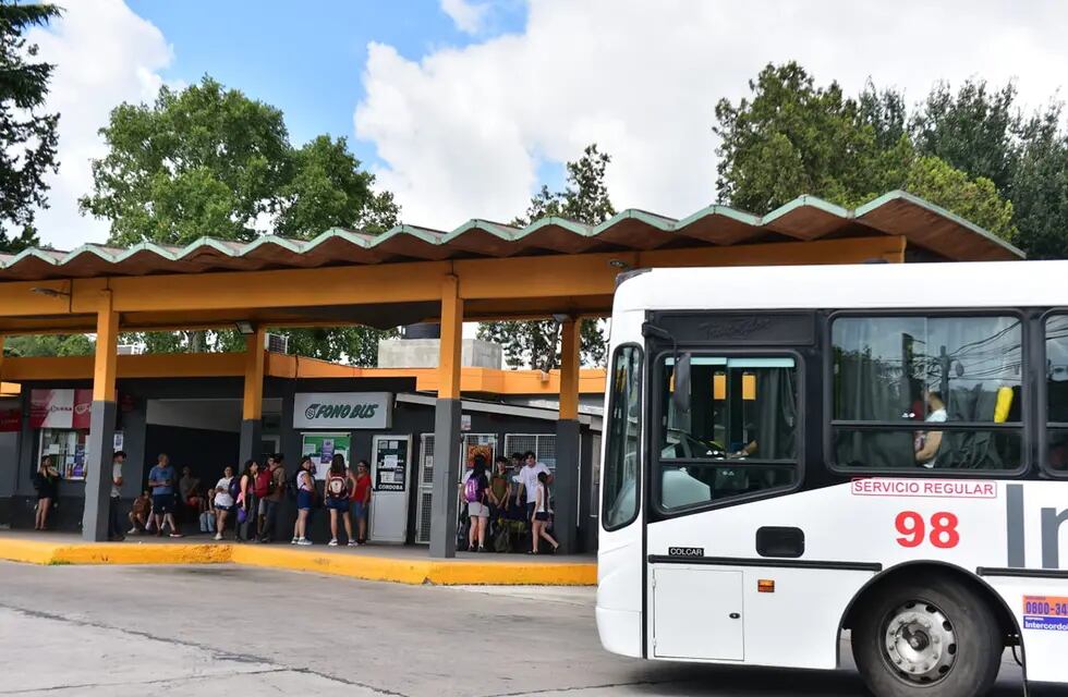 Usuarios de transporte interurbano en la Terminal de Río Ceballos, Córdoba.