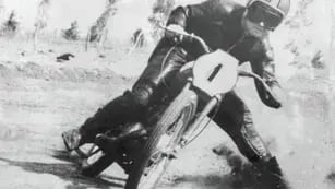 René Fernando Heidegger dominando su moto con su particular estilo.