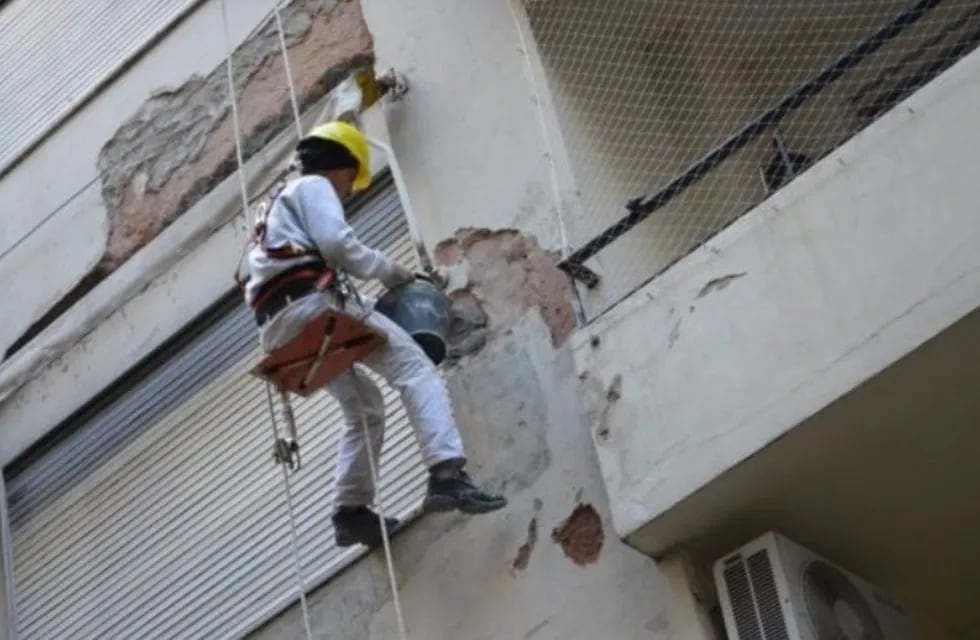 Accidente laboral en Posadas: un obrero de la construcción cayó desde un segundo piso. Archivo.