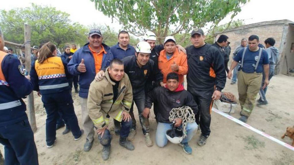 Personal de Bomberos y policial que intervino en el rescate. Foto: Gentileza Diario Panorama.