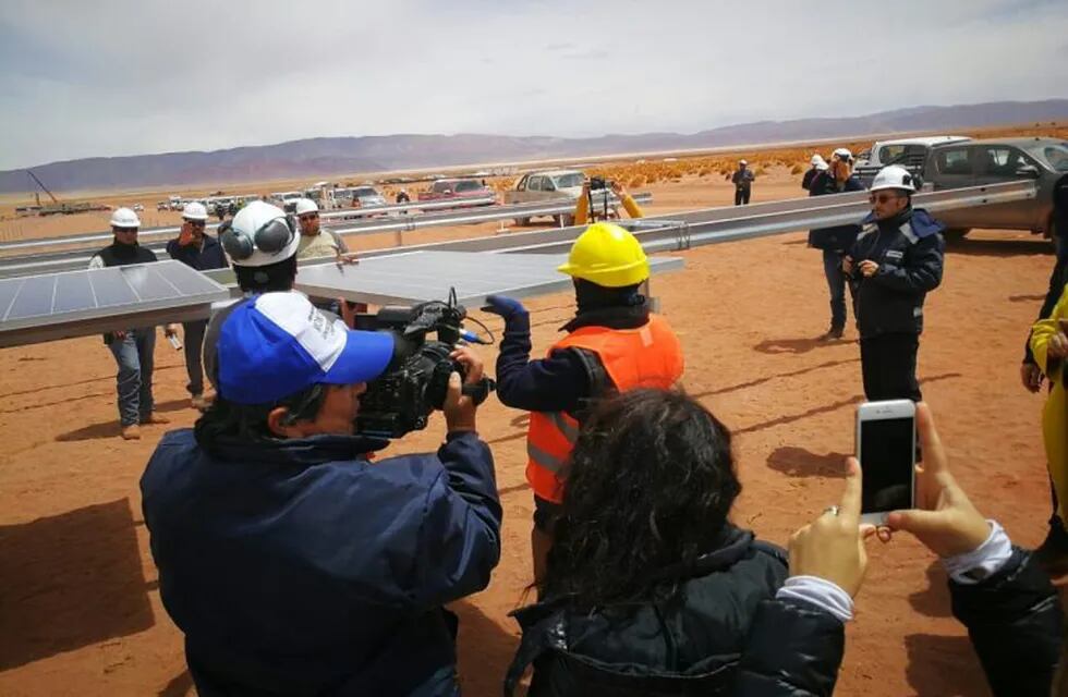 Operarios mostraron a los periodistas el proceso de montaje de los paneles solares.