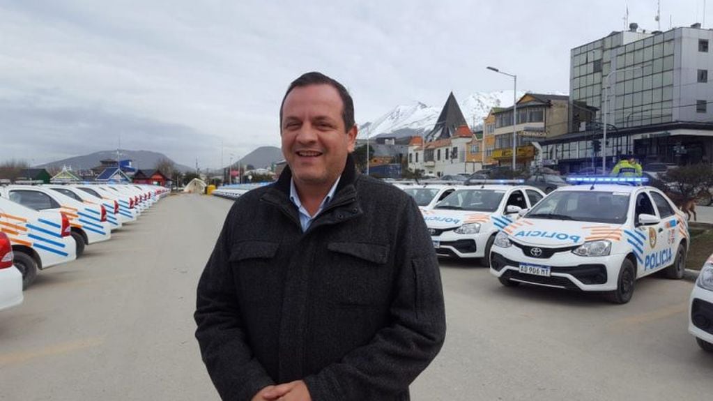 Secretario de Estado de Seguridad Javier Eposto en la entrega del parque automotor para las Fuerzas de seguridad de TDF