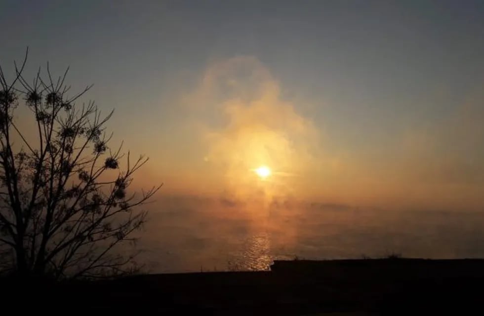 El humo de las islas dejó un paisaje fantasmal en Rosario y la región. (Evelyn Arach)