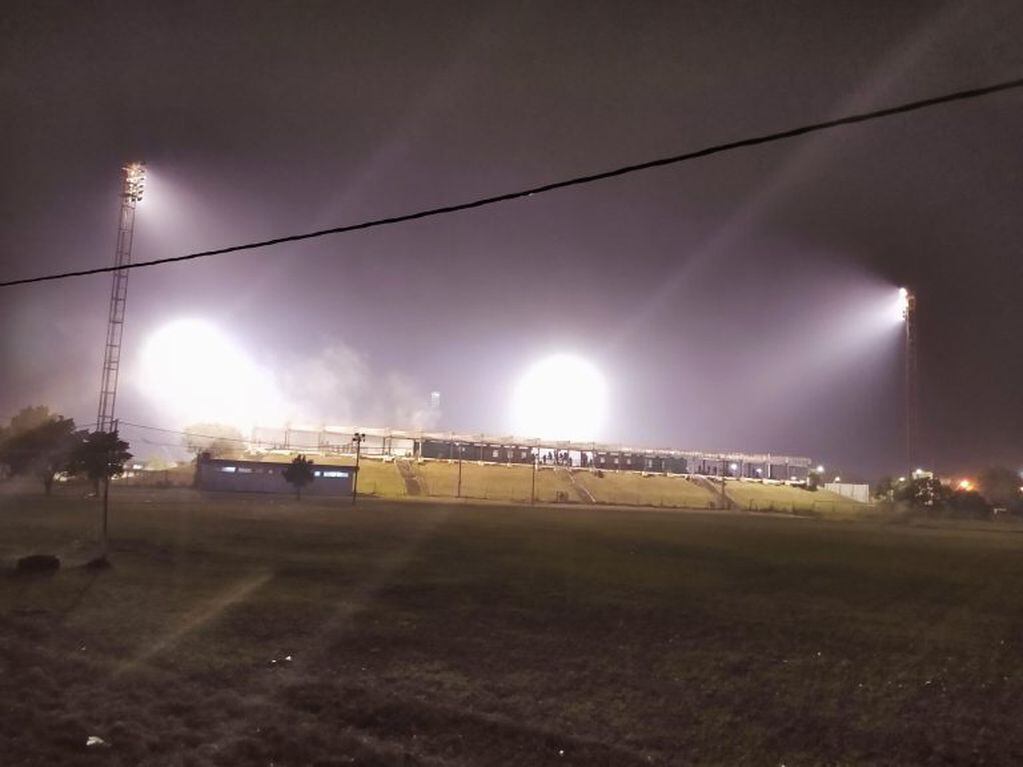 Así se veía el estadio Antonio Romero por la humareda que cubre la ciudad