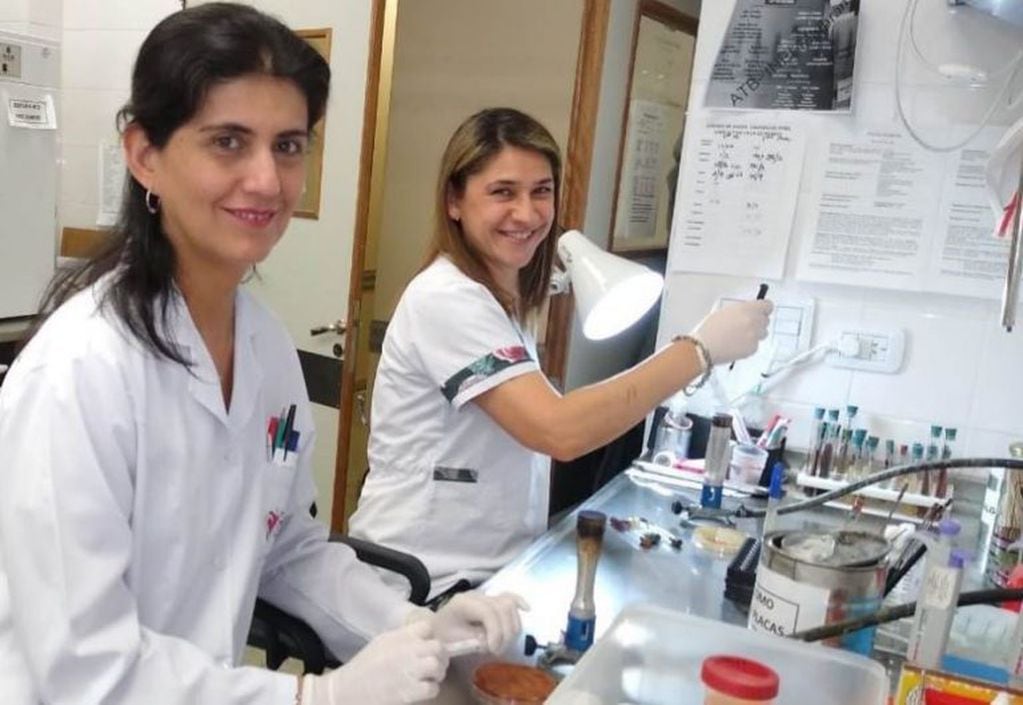Microbiólogas Sonia Contreras y Cecilia Enrico.