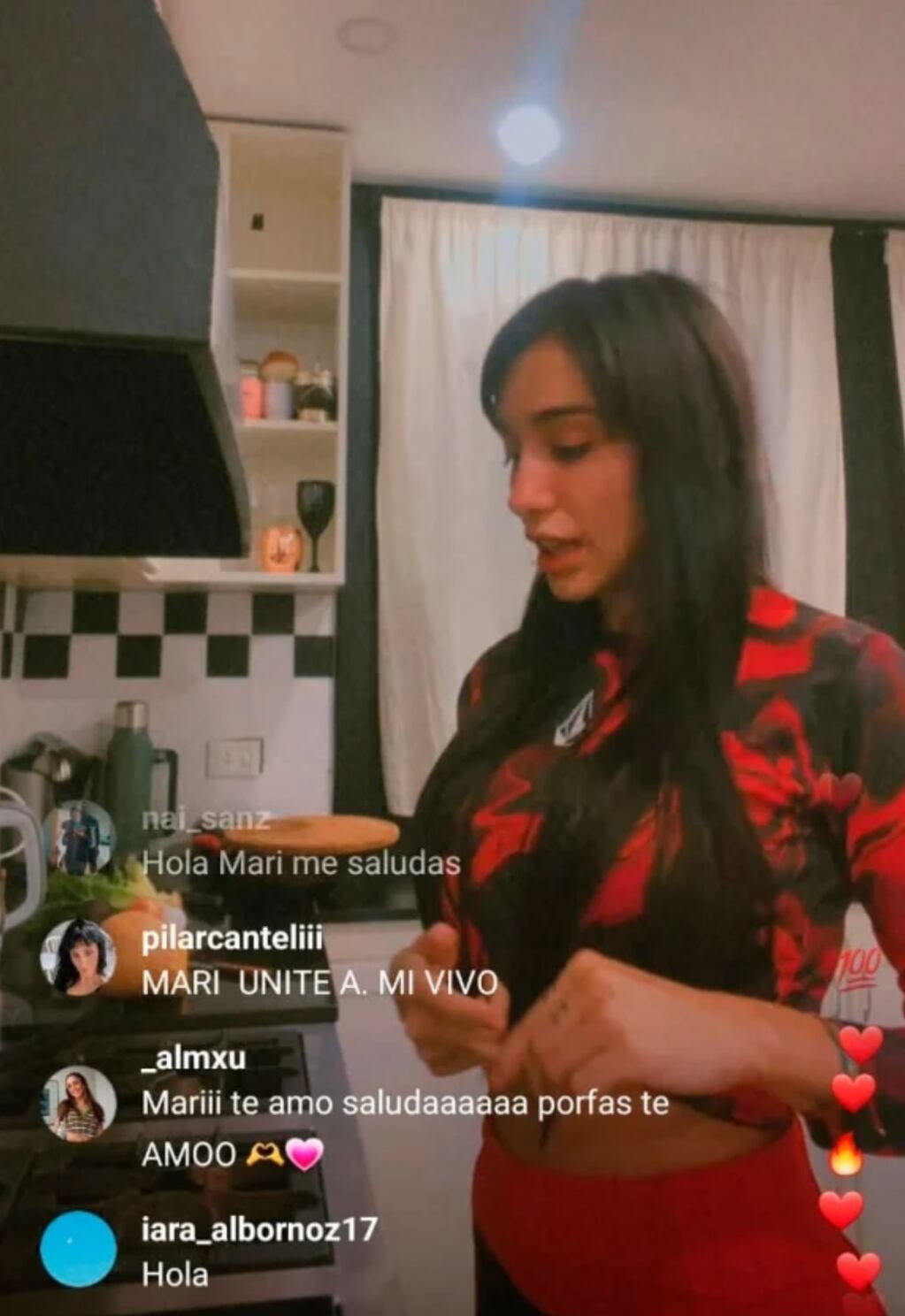 María Becerra disfrutó de un vivo con sus fans con incidentes en la cocina: “¡Se me llenó la cocina de humo! "