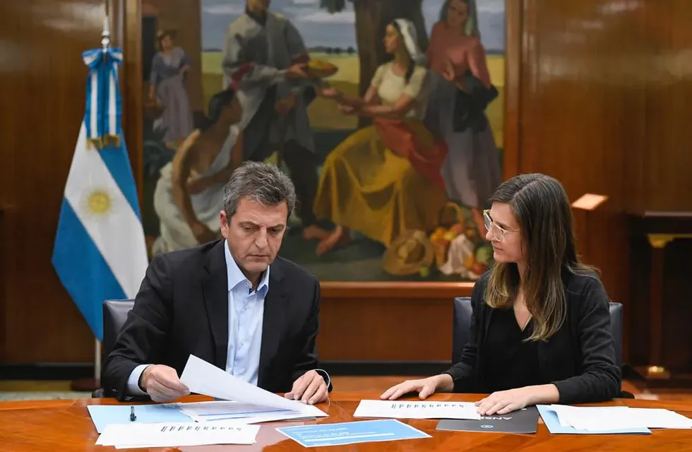 El ministro de Economía, Sergio Massa, y la directora de la Anses, Fernanda Raverta. (Foto / Ministerio de Economía)
