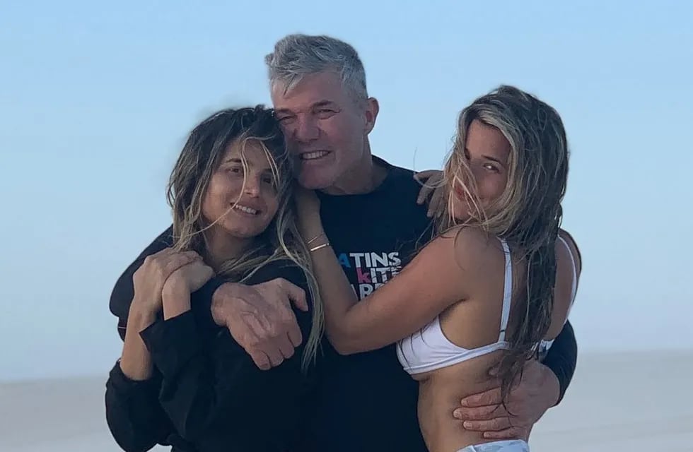 Fernando Burlando con sus hijas.