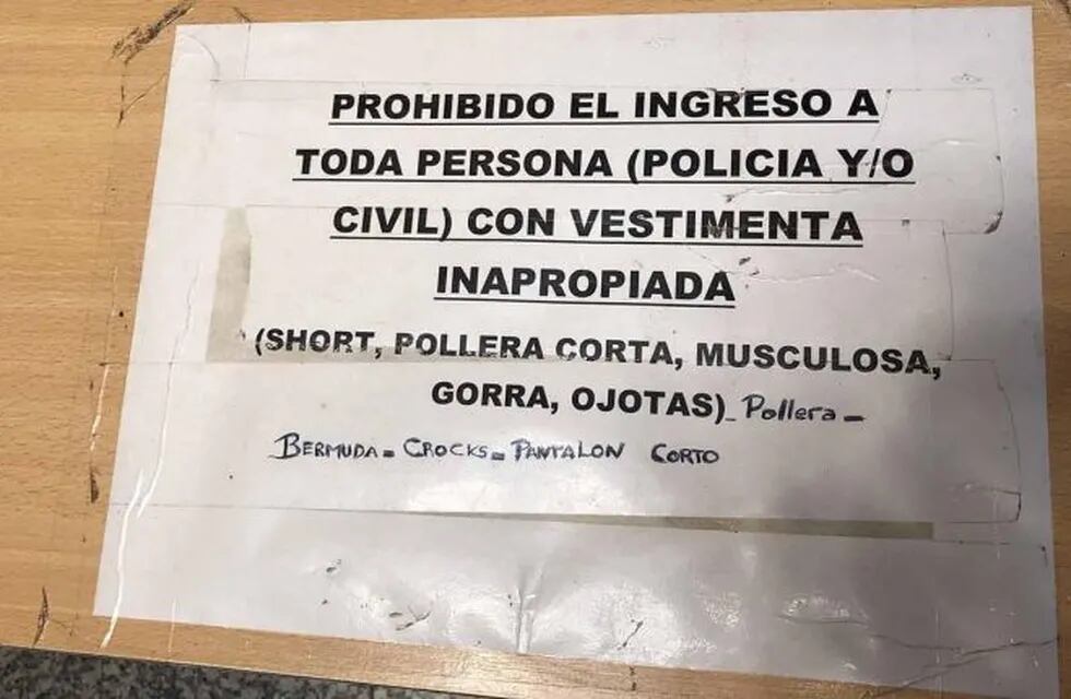 El cartel pegado en mesa de entrada de la Jefatura Policial de San Luis.