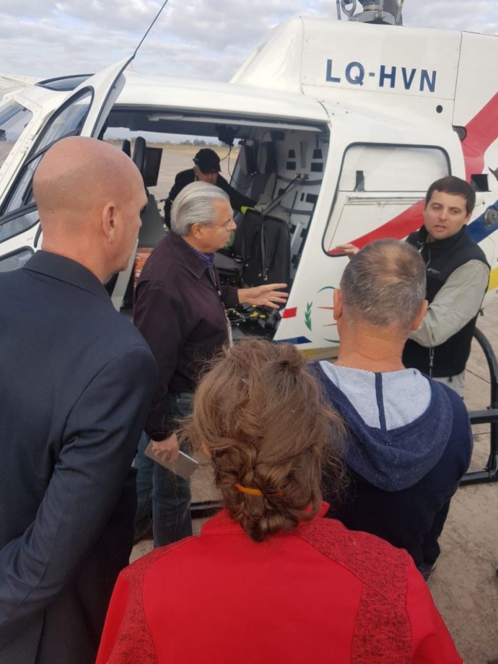 En presencia del ministro Meyer, los familiares de Mathieu Martin se aprestan a abordar el helicóptero de la Provincia.
