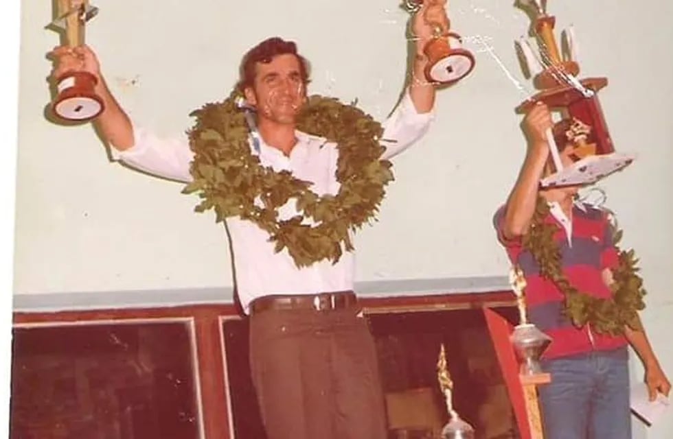 Alberto “Flaco” Schieffer, levantando uno de los tantos trofeos que ganó en su carrera