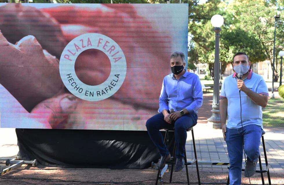 El intendente Luis Castellano presentó Plaza Feria junto al secretario de Cultura, Claudio Stepffer