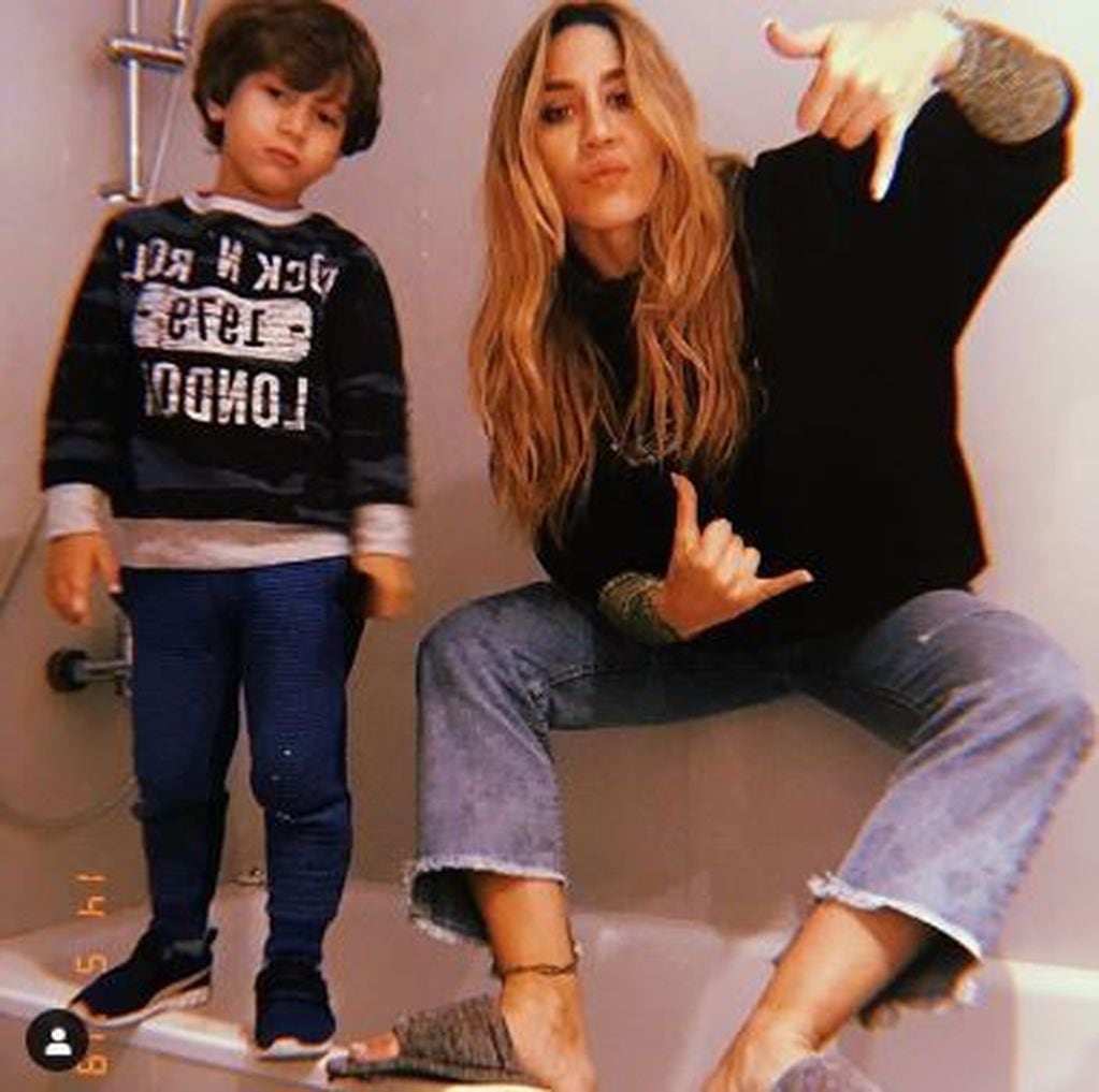 Jimena Barón se mostró "componiendo" en el baño junto a su hijo Morrison Osvaldo (Instagram/baronjimena)