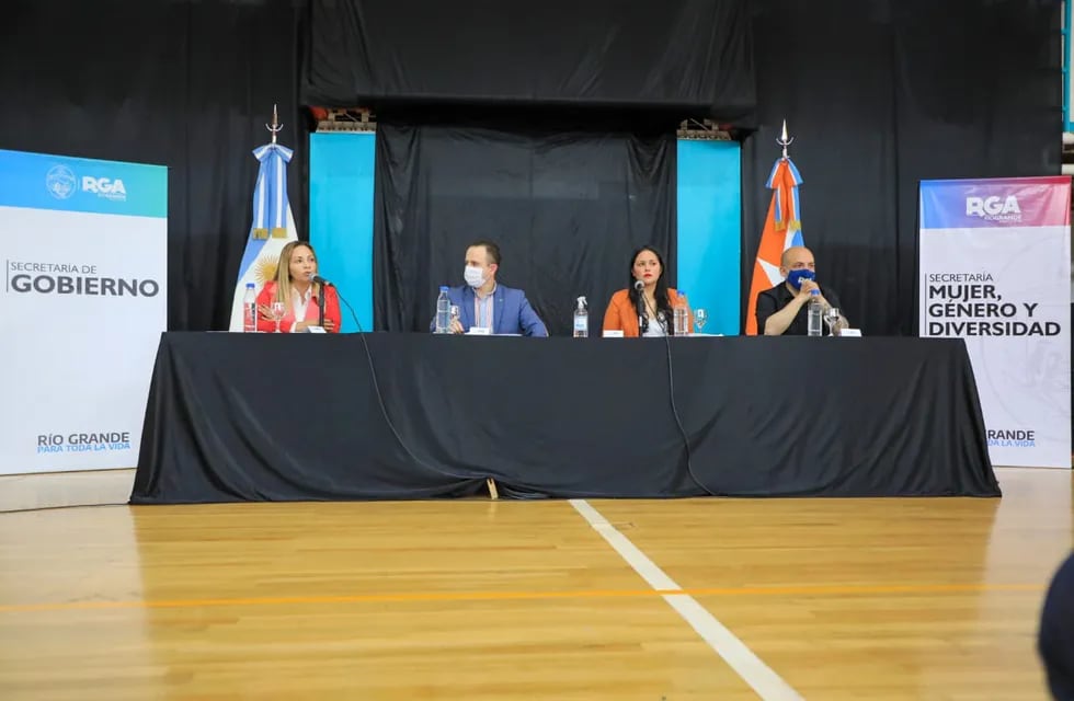 El Municipio de Río Grande, a través de la Secretaría de la Mujer, Género y Diversidad y la Escuela Municipal, hizo entrega de diplomas por la capacitación en la Ley Micaela a empleados municipales.