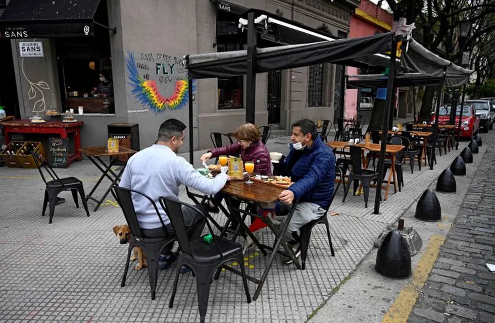 Cuáles son los restaurantes porteños que pueden usar las veredas. (Foto: Juan Mabromata/AFP)