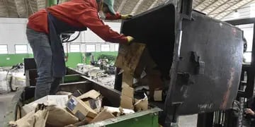 Puntos verdes. En los centros de reciclado municipales se trabaja casi exclusivamente con papel. (La Voz)
