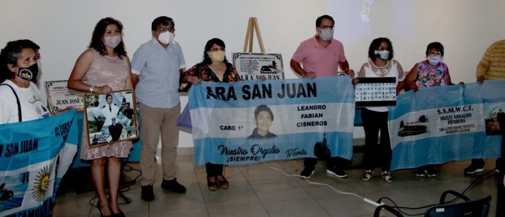 Familiares de los nueve tripulantes jujeños del ARA San Juan asistieron a la presentación de una placa recordatoria en su honor.