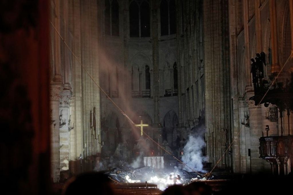 Imagen de Notre Dame por dentro (REUTERS/Philippe Wojazer).