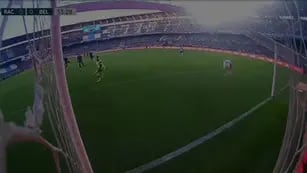 Captura de pantalla del casi gol de Matías Rojas, volante de Racing, contra Belgrano en Avellaneda