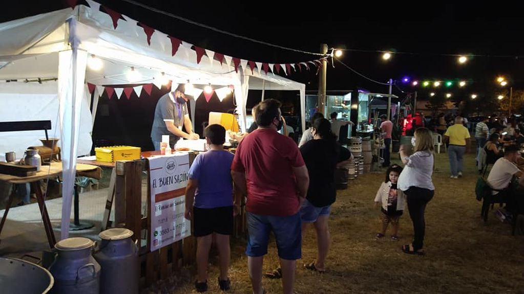 Stands con la oferta gastronómica rodearon el predio del evento.