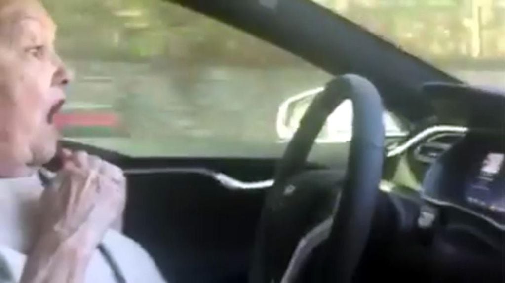 La sorpresa de una mujer en uno de los autos de Tesla