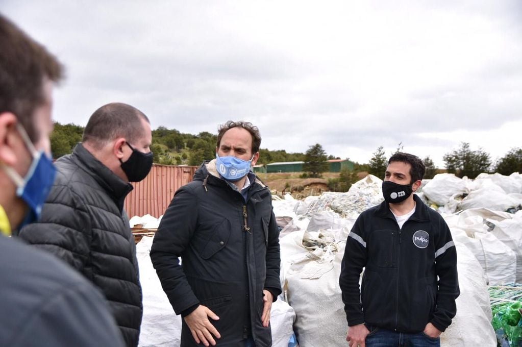 Pérez Toscani detalló que “recorrimos las instalaciones donde se realiza la separación de envases pet y latas de aluminio, con el objeto de realizar un relevamiento de infraestructura”.