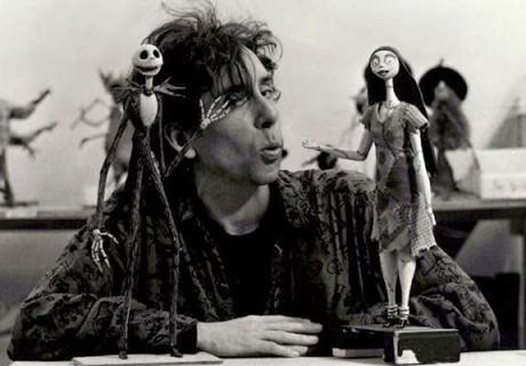 Tim Burton junto a las figuras de stop motion de El extraño mundo de Jack.