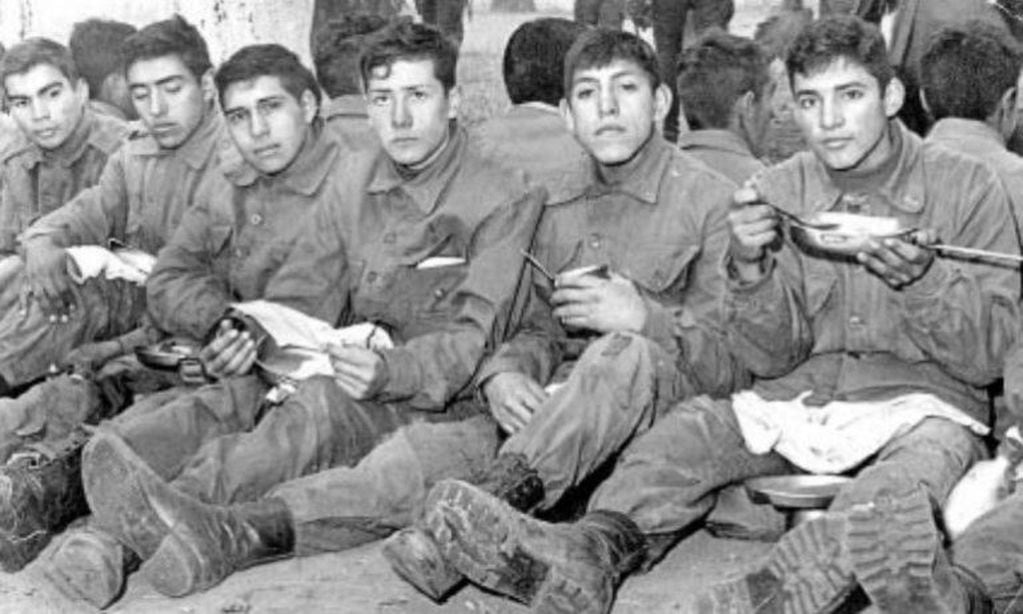 Soldados comiendo su ración en las famosas "marmitas".