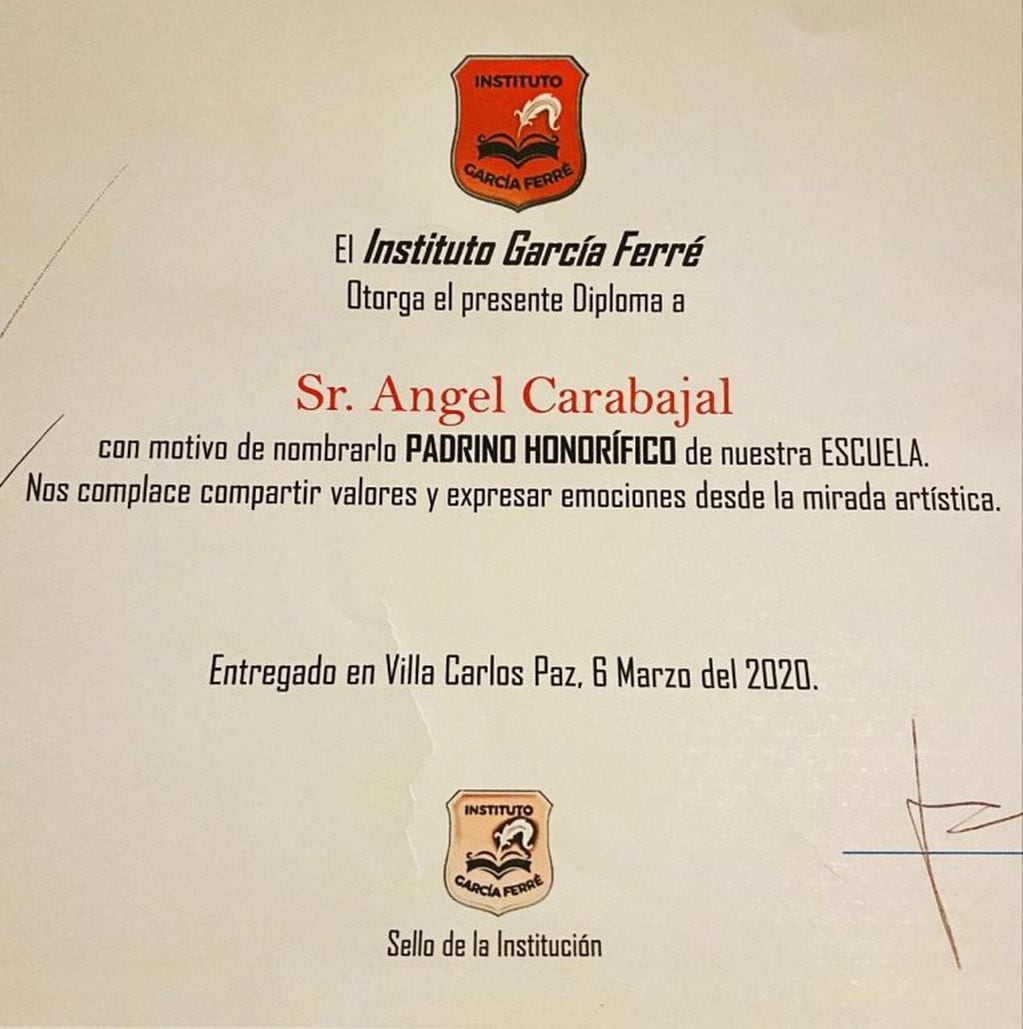 El reconocimiento de una escuela carlospacense hacia Ángel Carabajal.