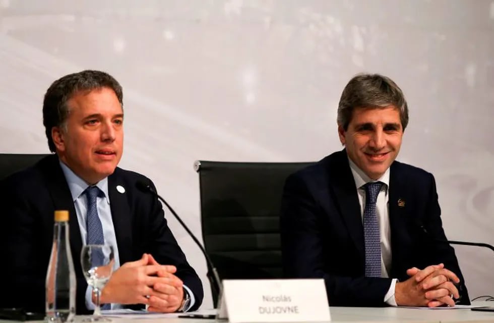 Argentina's Economy Minister Nicolas Dujovne (L) and Central Bank President Luis Caputo give a press conference in the framework of the G20 meeting of Finance Ministers and Central Bank Governors, in Buenos Aires, on July 22, 2018. / AFP PHOTO / AGUSTIN MARCARIAN