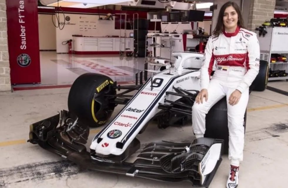 Tatiana Calderón será la primera mujer latinoamericana en conducir un Fórmula Uno (Twitter: @TataCalde)