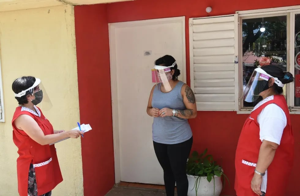 La Brigada Sanitaria recorre las calles de Rafaela para verificar y concientizar sobre la aplicación de protocolos sobre el coronavirus y dengue.