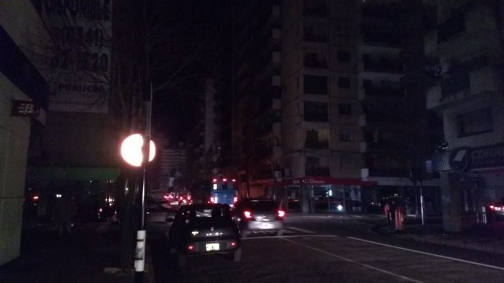 Apagón en Rosario tras una falla en la planta de Transener en Pérez. (@cesarmassi)