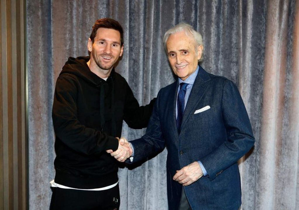 Leo Messi junto a Josep Carreras. (Twitter: @fcarreras)