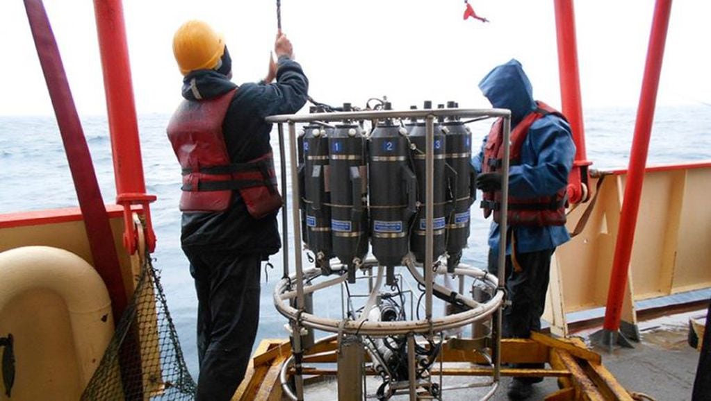 Trabajos en el pescante Buque Oceanográfico A.R.A "Puerto Deseado", lanzamiento de sensores de medición.