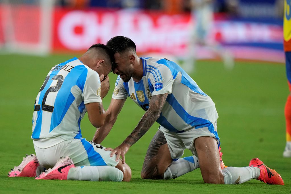 Momento emotivo entre Lautaro Martínez y Nicolás González cuando Argentina se impuso a Colombia en la final de la Copa América. (AP)
