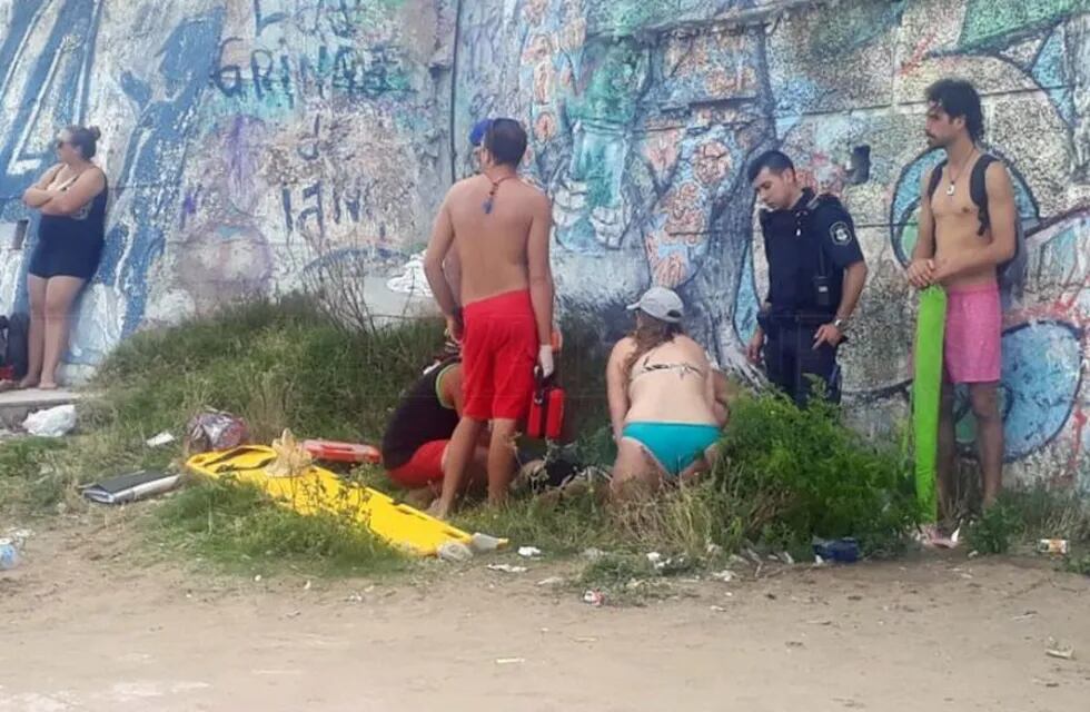 Falleció la mujer que se cayó de un paredón en una playa de La Perla (Foto: El Marplatense)