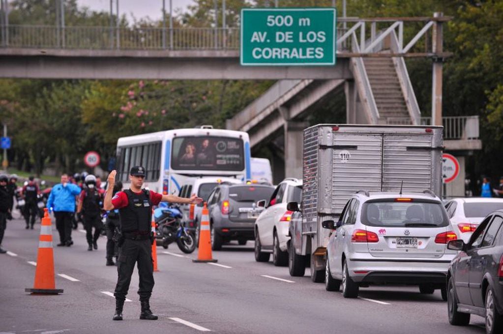 Caos de tránsito en los accesos habilitados a la ciudad de Buenos Aires, en plena cuarentena por el coronavirus. (Clarín)