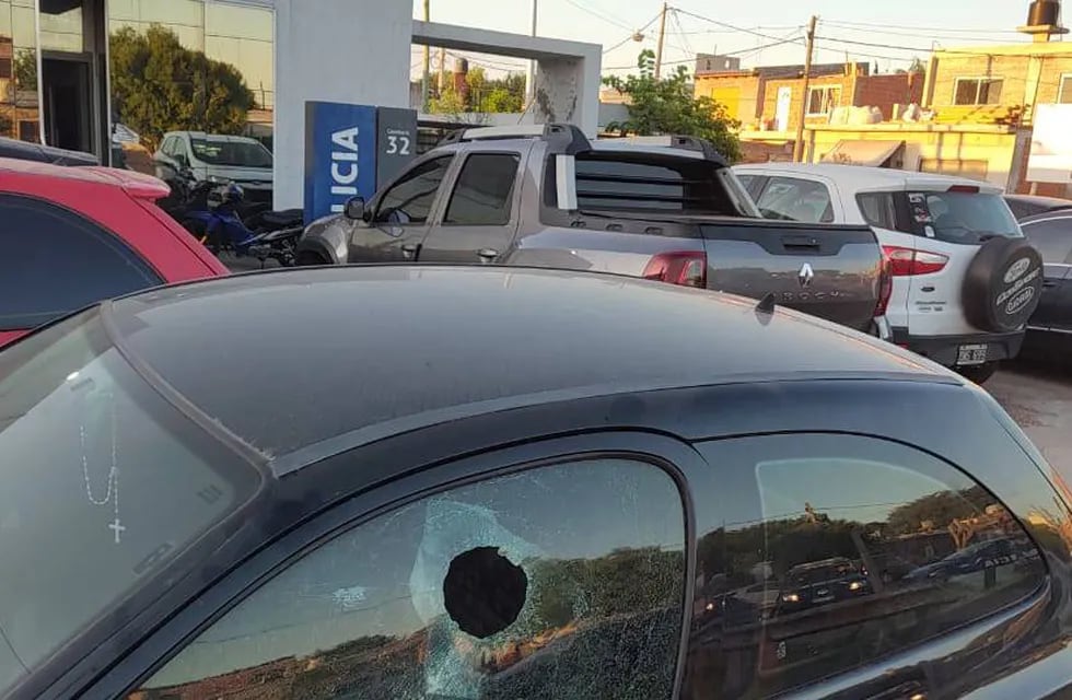 Los disparos en Julio Vanzo al 7700 dañaron un auto particular que fue secuestrado.