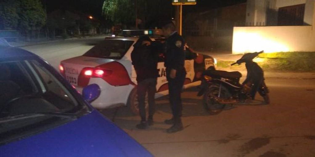 Arroyito dos jovenes detenidos por robar una moto