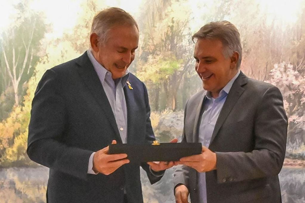 El embajador de Estados Unidos en Argentina, Marc Stanley, junto aMartín Llaryora, intendente de Córdoba y gobernador electo de la provincia. (prensa Municipalidad de Córdoba)