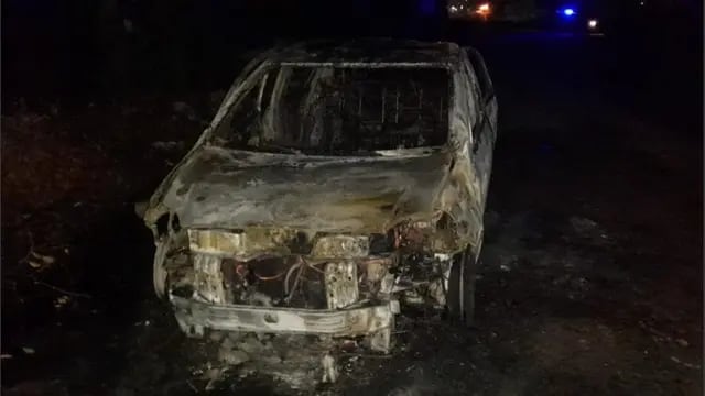 Auto incendiado en Rosario
