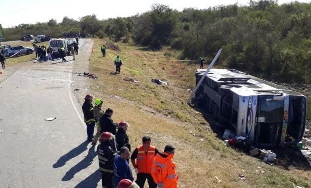 Accidente en Tucumán: el micro que trasladaba a jubilados mendocinos a Río Hondo.